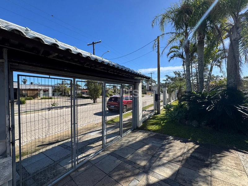 Casa de esquina em Atlantida: 3ª foto da galeria de imagens do imóvel