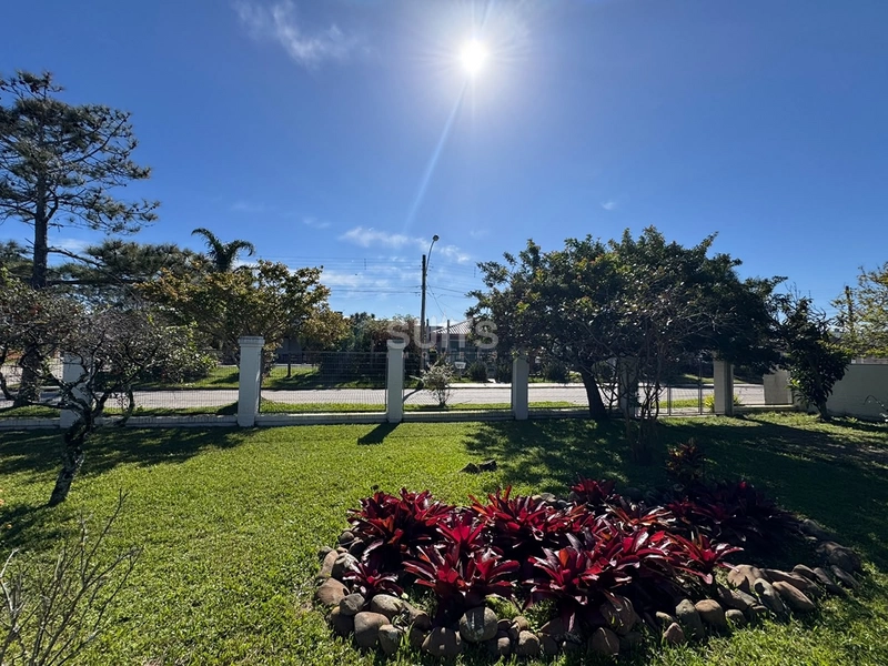 Casa de esquina em Atlantida: 2ª foto da galeria de imagens do imóvel