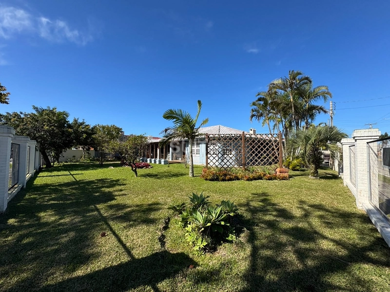Casa de esquina em Atlantida: 1ª foto da galeria de imagens do imóvel