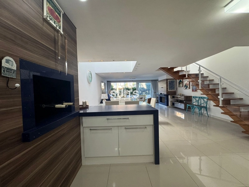 Excelente sobrado no condomínio Solanas em Atlântida: 2ª foto da galeria de imagens do imóvel