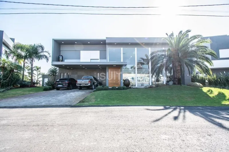 Belíssima mansão beira lago no condomínio Enseada: 1ª foto da galeria de imagens do imóvel