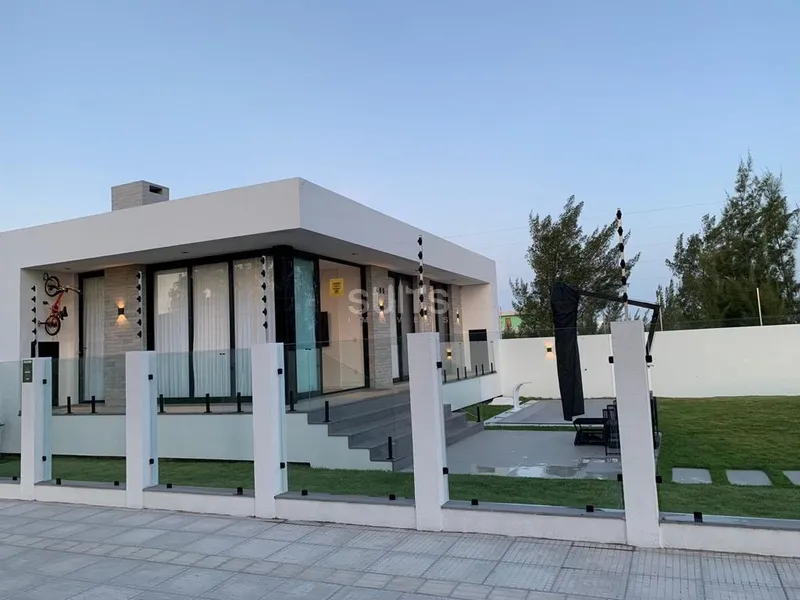 LINDA CASA DE ESQUINA NA PRAIA DE ATLANTIDA SUL: 3ª foto da galeria de imagens do imóvel