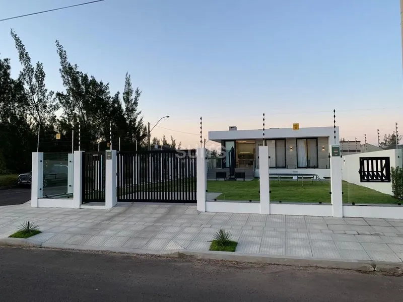 LINDA CASA DE ESQUINA NA PRAIA DE ATLANTIDA SUL: 4ª foto da galeria de imagens do imóvel