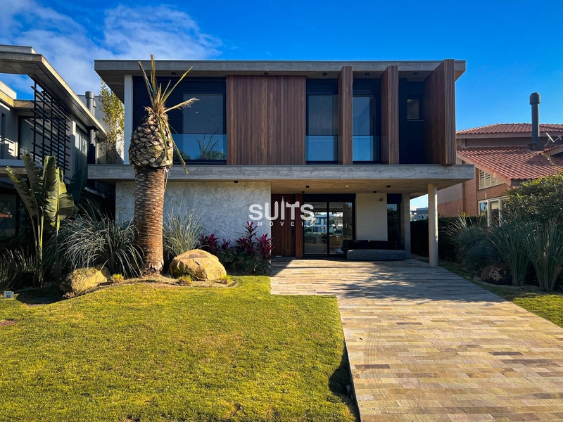 Sobrado novo com vista para a extensão do lago no Condomínio Enseada: 1ª foto da galeria de imagens do imóvel