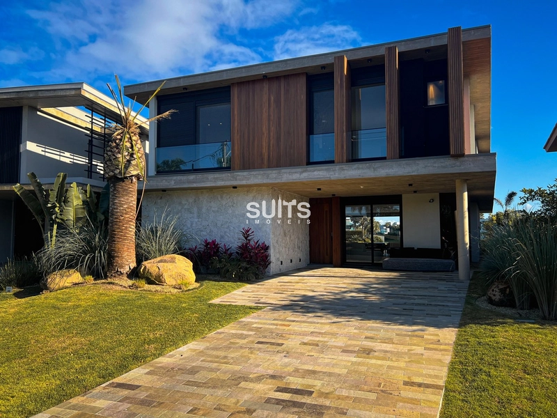 Sobrado novo com vista para a extensão do lago no Condomínio Enseada: 2ª foto da galeria de imagens do imóvel