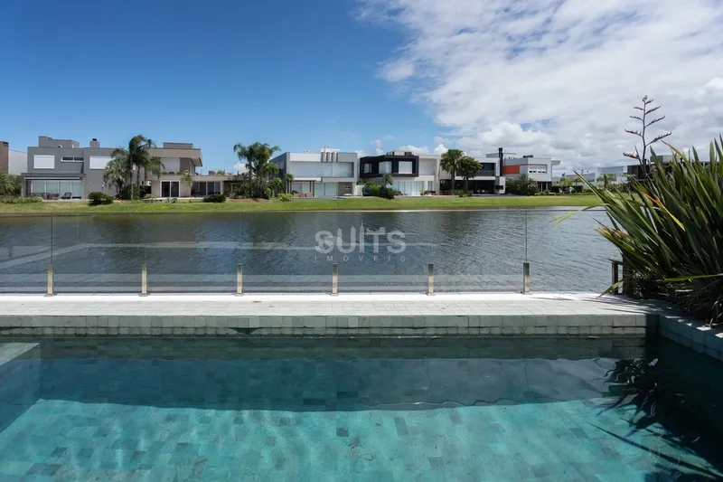 Incrível mansão as margens do lago no condomínio Enseada: 41ª foto da galeria de imagens do imóvel