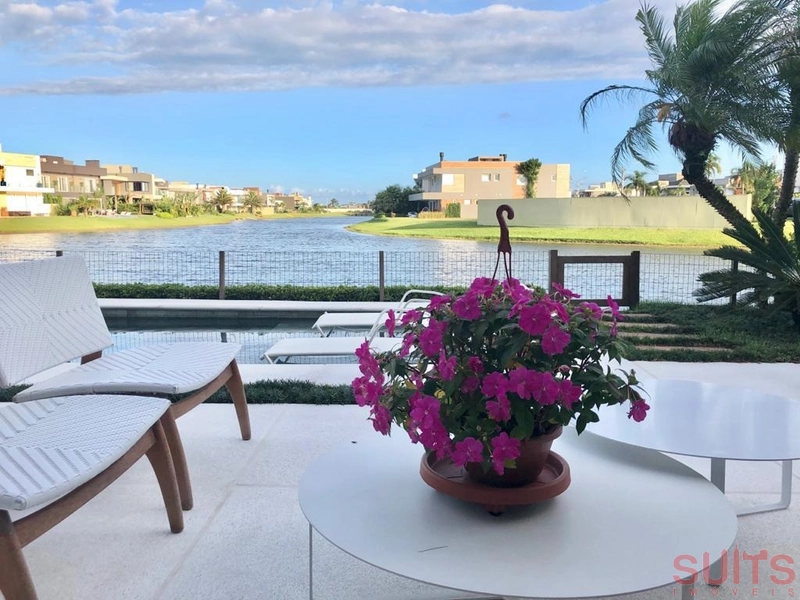 Belíssimo sobrado beira lago à venda no condomínio Enseada: 98ª foto da galeria de imagens do imóvel