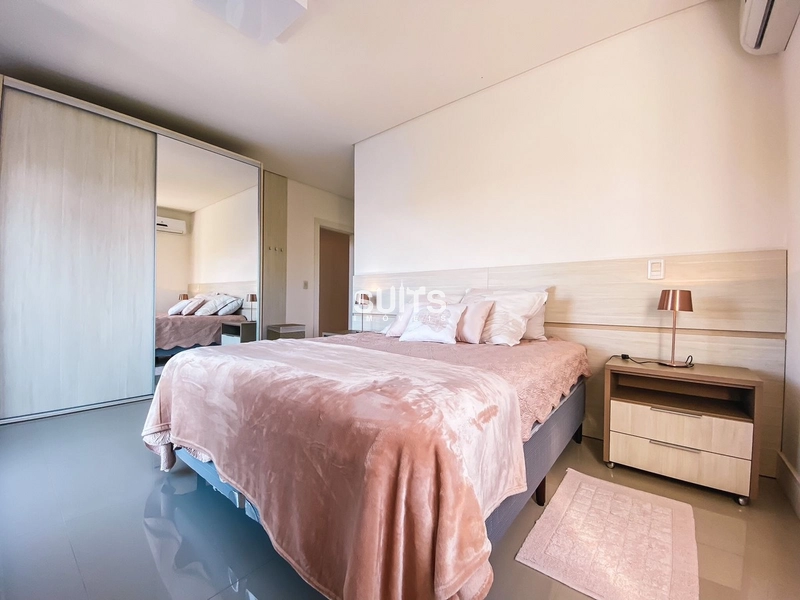 Belíssimo sobrado beira lago à venda no condomínio Enseada: 76ª foto da galeria de imagens do imóvel