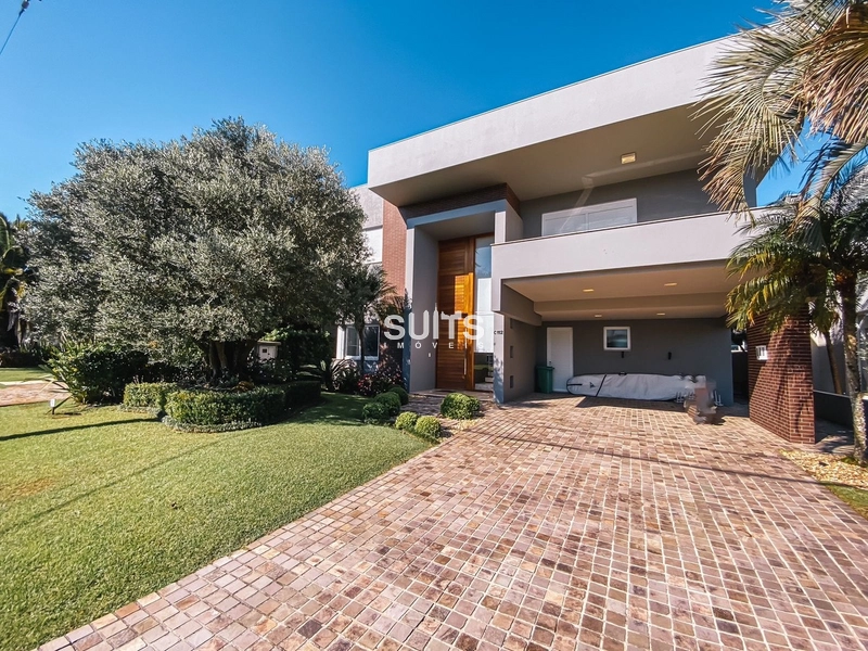 Belíssimo sobrado beira lago à venda no condomínio Enseada: 1ª foto da galeria de imagens do imóvel