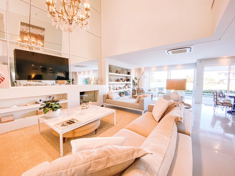 Belíssimo sobrado beira lago à venda no condomínio Enseada: 31ª foto da galeria de imagens do imóvel