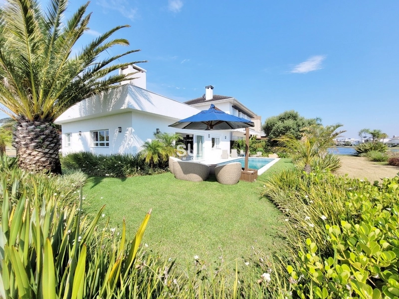 Linda casa de esquina e vista para o lago no condomínio Enseada: 27ª foto da galeria de imagens do imóvel