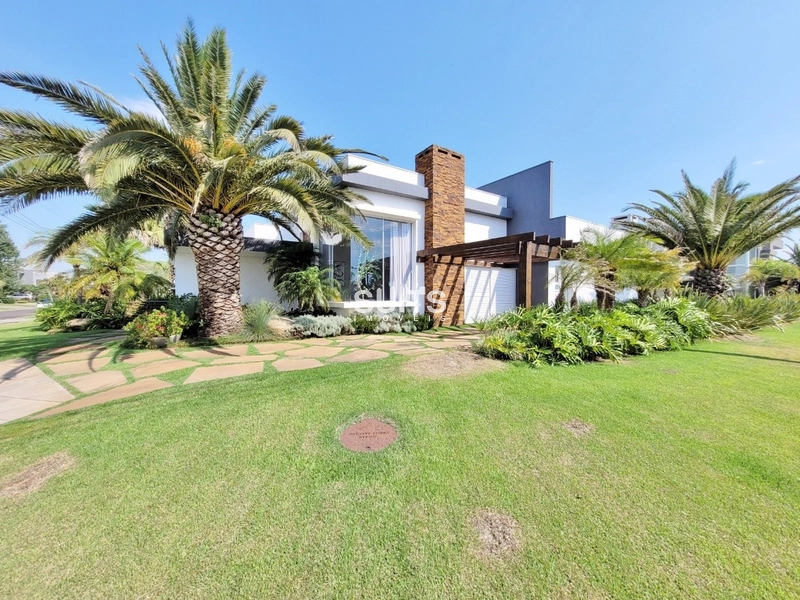 Linda casa de esquina e vista para o lago no condomínio Enseada: 3ª foto da galeria de imagens do imóvel