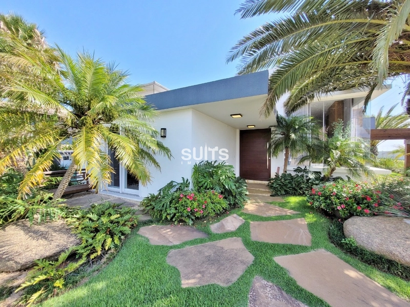 Linda casa de esquina e vista para o lago no condomínio Enseada: 4ª foto da galeria de imagens do imóvel