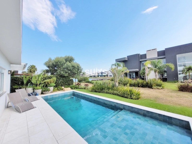 Linda casa de esquina e vista para o lago no condomínio Enseada: 32ª foto da galeria de imagens do imóvel