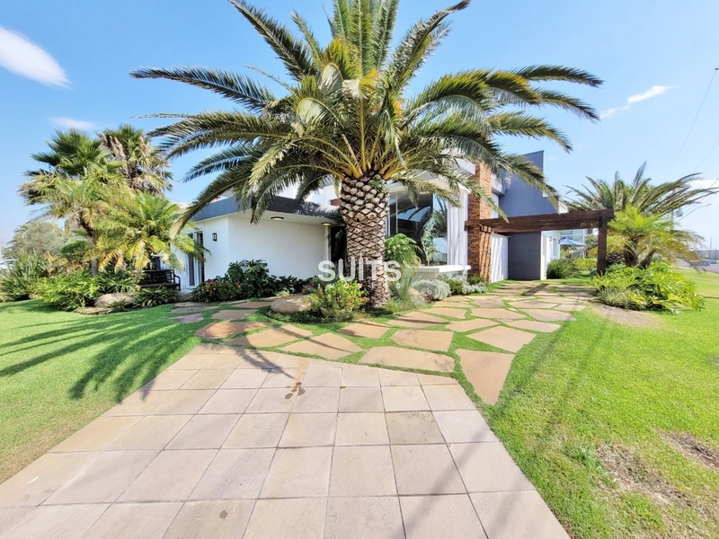 Linda casa de esquina e vista para o lago no condomínio Enseada: 1ª foto da galeria de imagens do imóvel