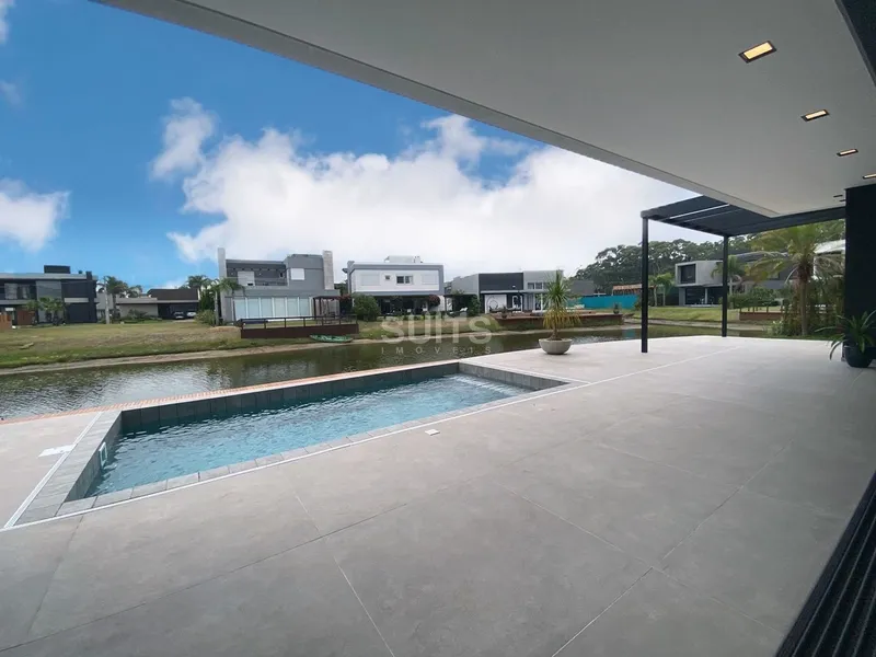 Incrível sobrado à beira do lago no condomínio Malibu: 6ª foto da galeria de imagens do imóvel