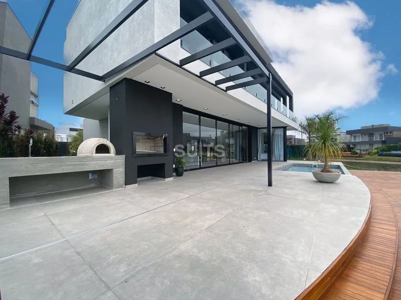 Incrível sobrado à beira do lago no condomínio Malibu: 3ª foto da galeria de imagens do imóvel