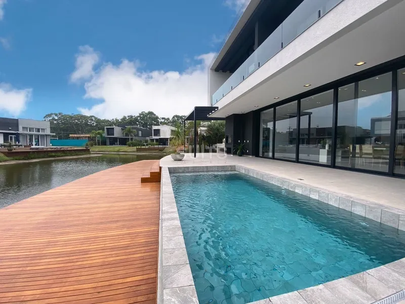 Incrível sobrado à beira do lago no condomínio Malibu: 2ª foto da galeria de imagens do imóvel