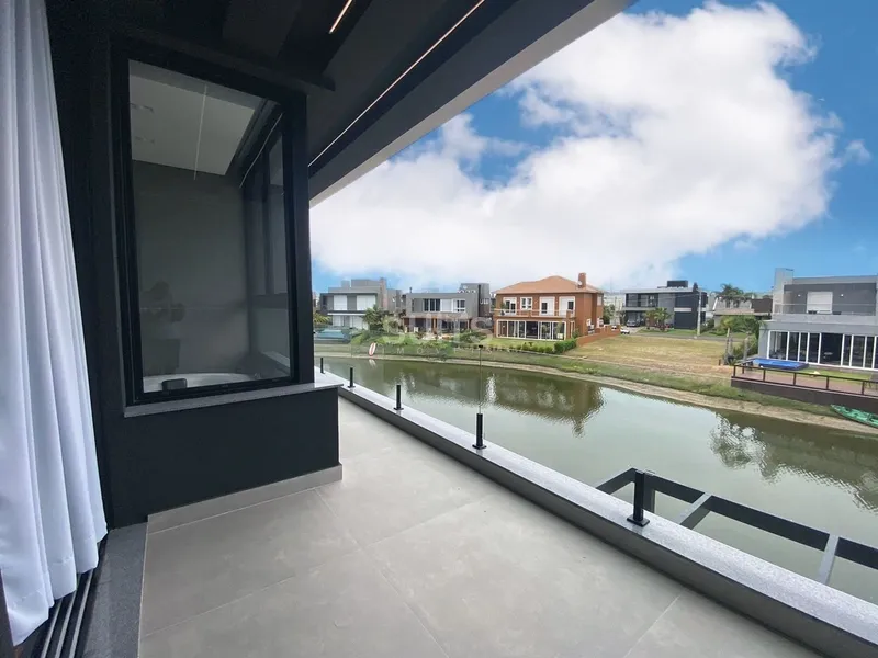 Incrível sobrado à beira do lago no condomínio Malibu: 1ª foto da galeria de imagens do imóvel