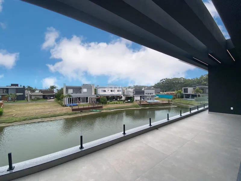 Incrível sobrado à beira do lago no condomínio Malibu: 4ª foto da galeria de imagens do imóvel