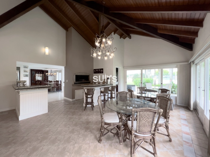 Linda mansão à venda no condomínio Lagos Park em Atlântida: 3ª foto da galeria de imagens do imóvel