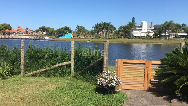 Lindo sobrado à venda no condomínio Lagos Park em Atlântida: 6ª foto da galeria de imagens do imóvel