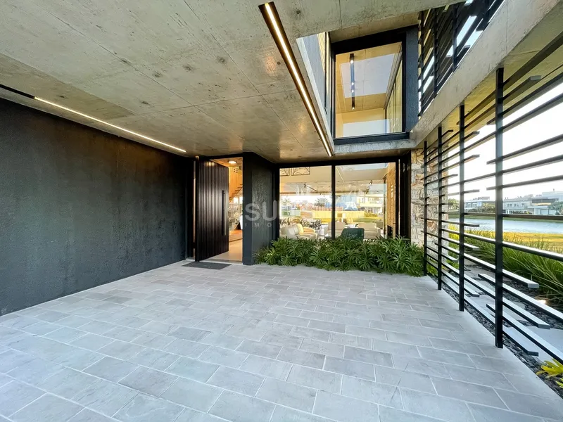 Excelente mansão beira lago no Condomínio Enseada: 5ª foto da galeria de imagens do imóvel