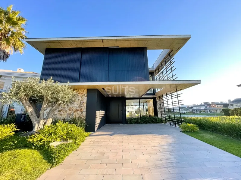 Excelente mansão beira lago no Condomínio Enseada: 2ª foto da galeria de imagens do imóvel