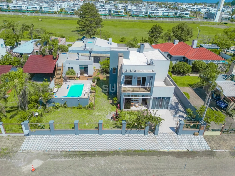 Excelente sobrado à venda na praia de Atlântida em Xangri-lá: 3ª foto da galeria de imagens do imóvel