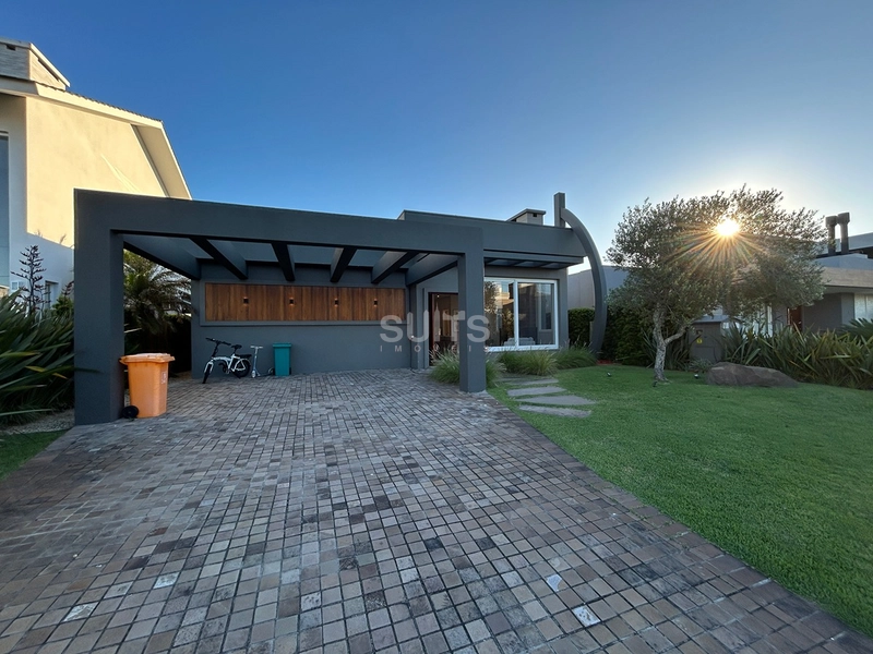 Lindíssima casa à venda no condomínio Enseada: 1ª foto da galeria de imagens do imóvel