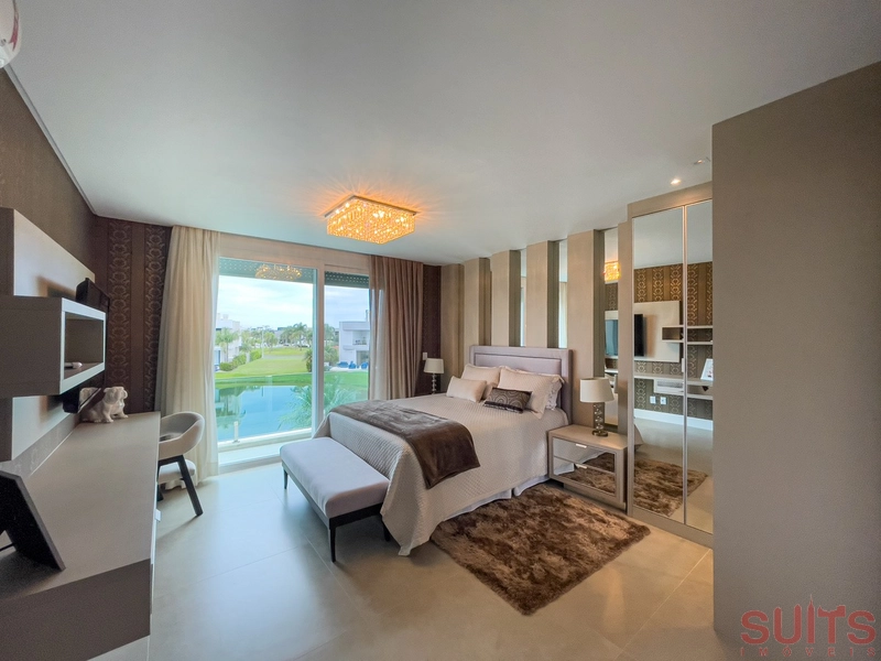 Linda mansão beira lago no condomínio Enseada: 34ª foto da galeria de imagens do imóvel