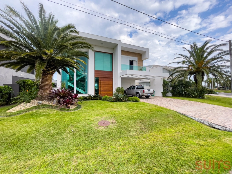 Linda mansão beira lago no condomínio Enseada: 1ª foto da galeria de imagens do imóvel