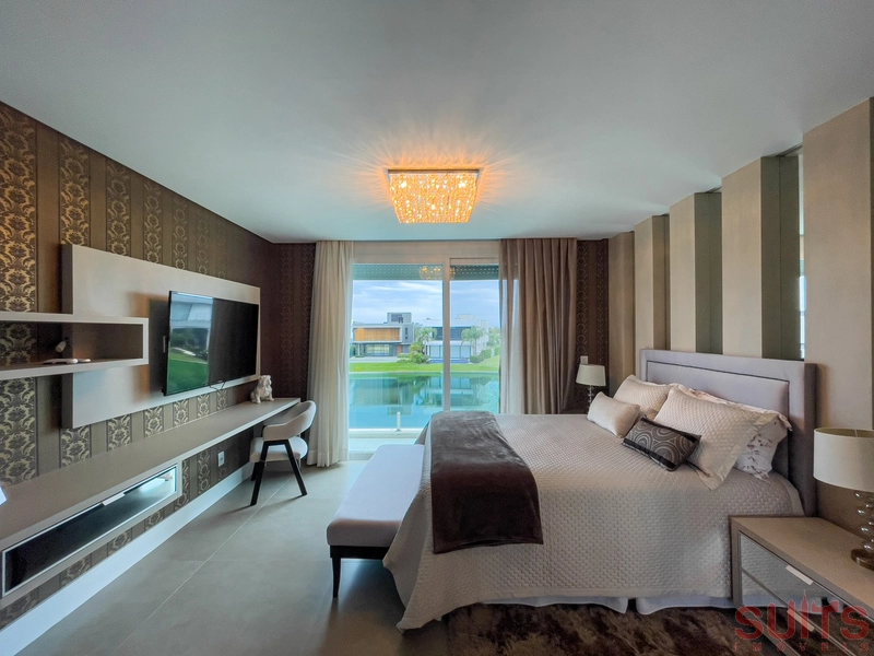 Linda mansão beira lago no condomínio Enseada: 35ª foto da galeria de imagens do imóvel