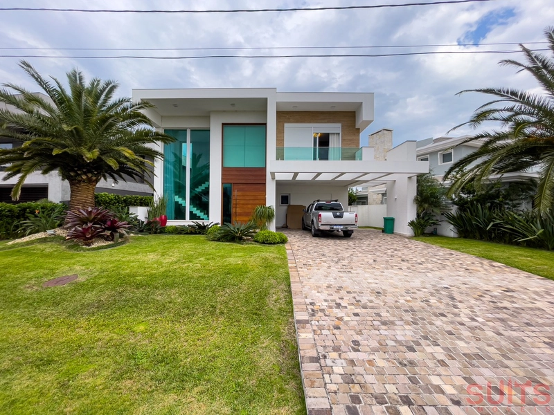 Linda mansão beira lago no condomínio Enseada: 2ª foto da galeria de imagens do imóvel