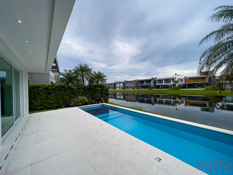 Linda mansão beira lago no condomínio Enseada: 16ª foto da galeria de imagens do imóvel