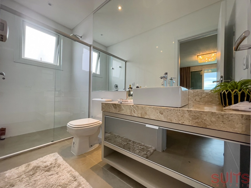 Linda mansão beira lago no condomínio Enseada: 40ª foto da galeria de imagens do imóvel