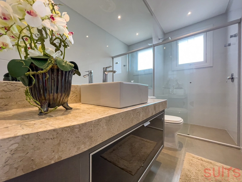 Linda mansão beira lago no condomínio Enseada: 28ª foto da galeria de imagens do imóvel