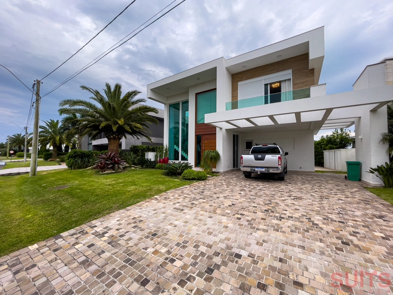 Linda mansão beira lago no condomínio Enseada: 3ª foto da galeria de imagens do imóvel