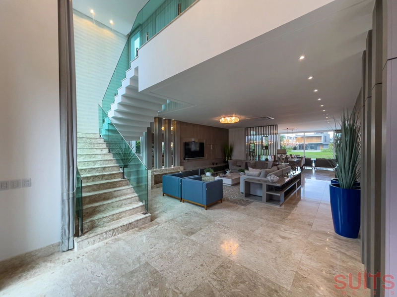 Linda mansão beira lago no condomínio Enseada: 4ª foto da galeria de imagens do imóvel