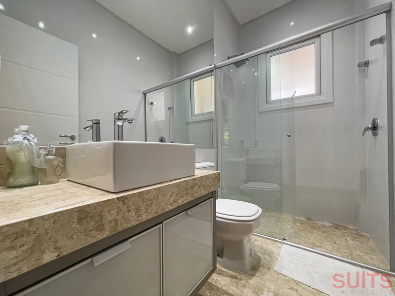 Linda mansão beira lago no condomínio Enseada: 22ª foto da galeria de imagens do imóvel