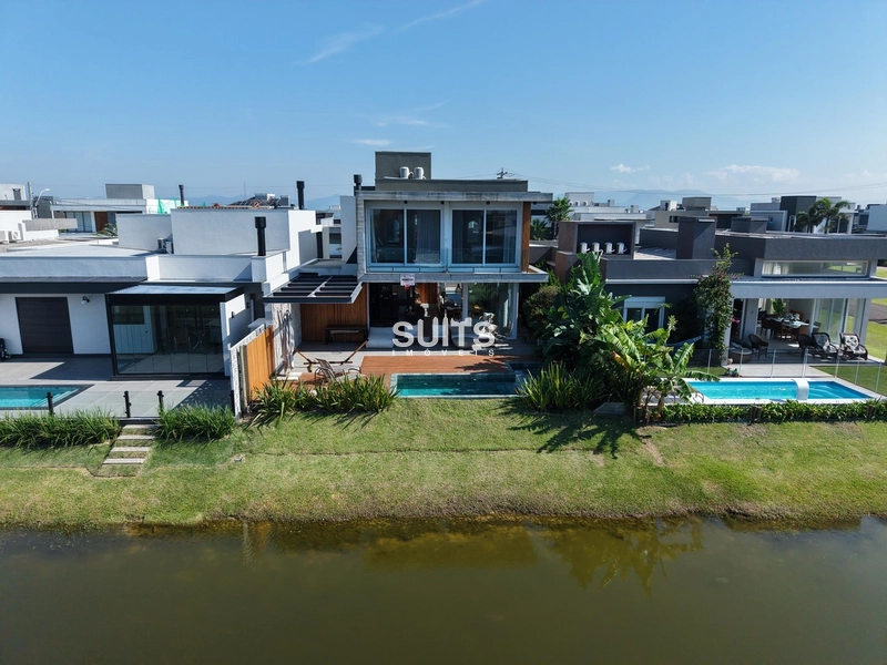 Excelente sobrado beira lago à venda no condomínio Riviera: 4ª foto da galeria de imagens do imóvel