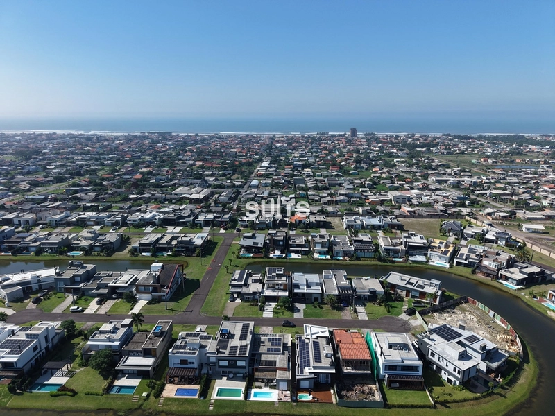 Excelente sobrado beira lago à venda no condomínio Riviera: 1ª foto da galeria de imagens do imóvel
