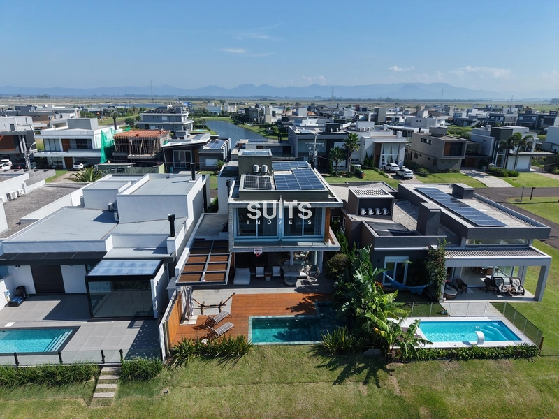 Excelente sobrado beira lago à venda no condomínio Riviera: 3ª foto da galeria de imagens do imóvel