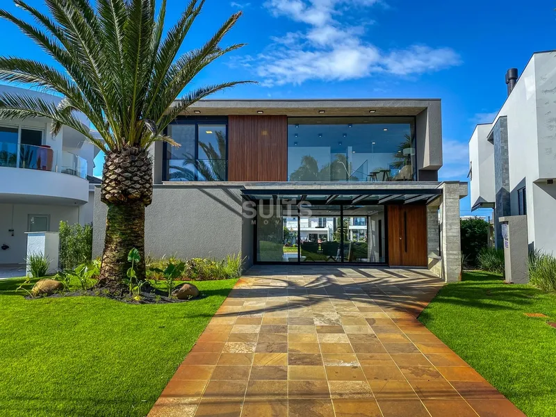 Excelente sobrado nas margens do lago no condomínio Enseada: 1ª foto da galeria de imagens do imóvel