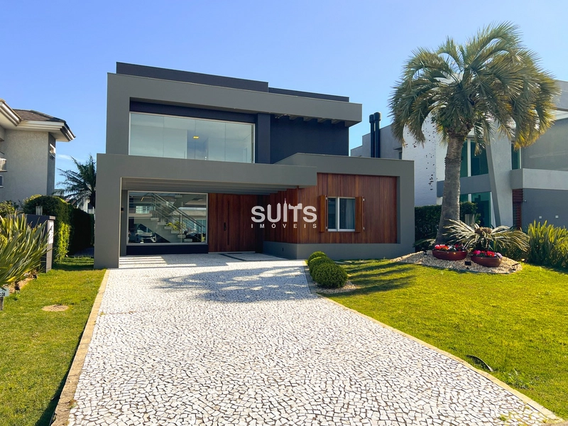 Excelente sobrado beira lago no condomínio Enseada: 1ª foto da galeria de imagens do imóvel