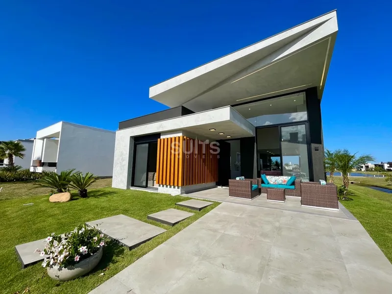 Excelente casa térrea de esquina, no condomínio Blue em Xangri-Lá: 2ª foto da galeria de imagens do imóvel