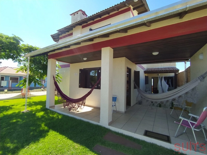 Excelente Sobrado à venda na praia de Atlântida Sul em Osório: 3ª foto da galeria de imagens do imóvel