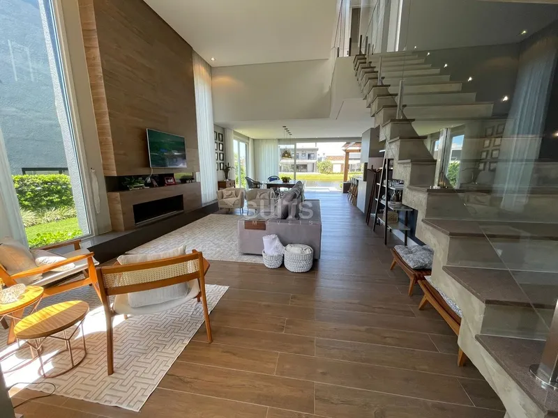 Incrível sobrado beira lago no condomínio Enseada: 3ª foto da galeria de imagens do imóvel