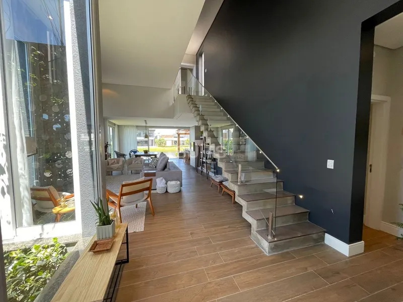 Incrível sobrado beira lago no condomínio Enseada: 2ª foto da galeria de imagens do imóvel