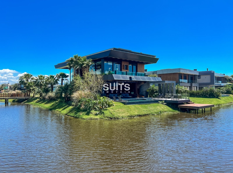 Belíssima mansão beira lago no condomínio Sense: 28ª foto da galeria de imagens do imóvel